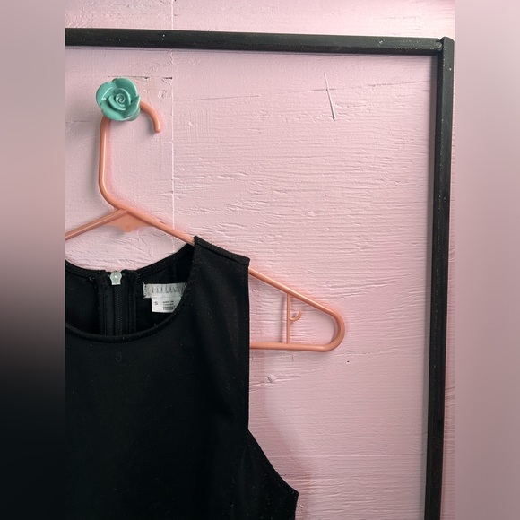 💜 90s | Cooperative | Back Zipper Black Crop Top - Picture 2 of 4